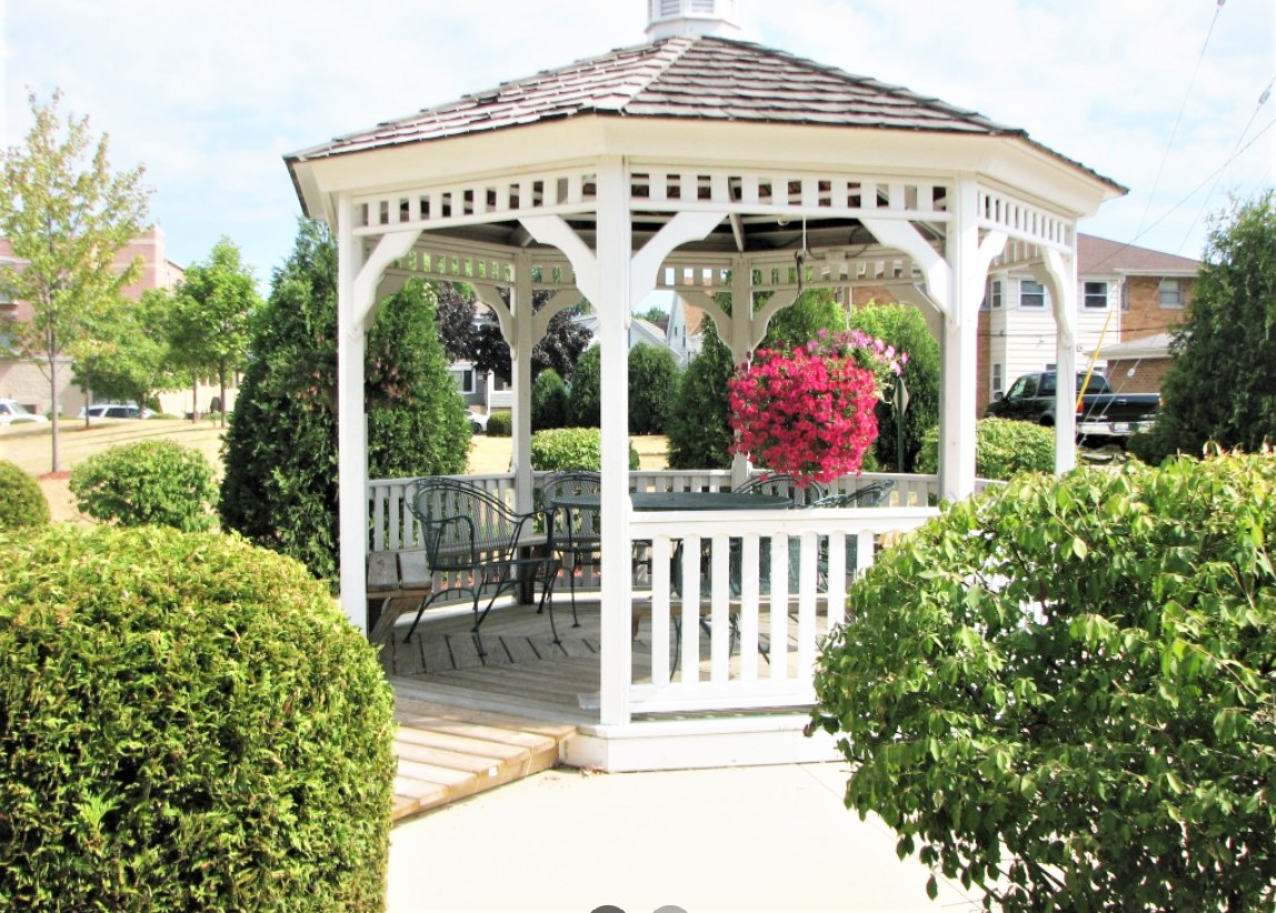 409Marquette Manor - gazebo.jpg